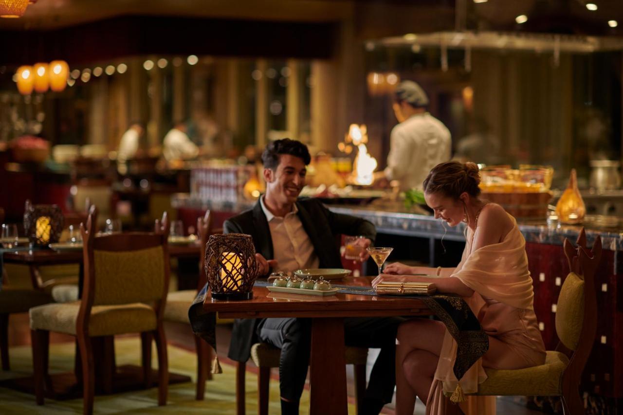 Grand Hyatt Doha Hotel & Villas Eksteriør bilde A couple dining at the restaurant