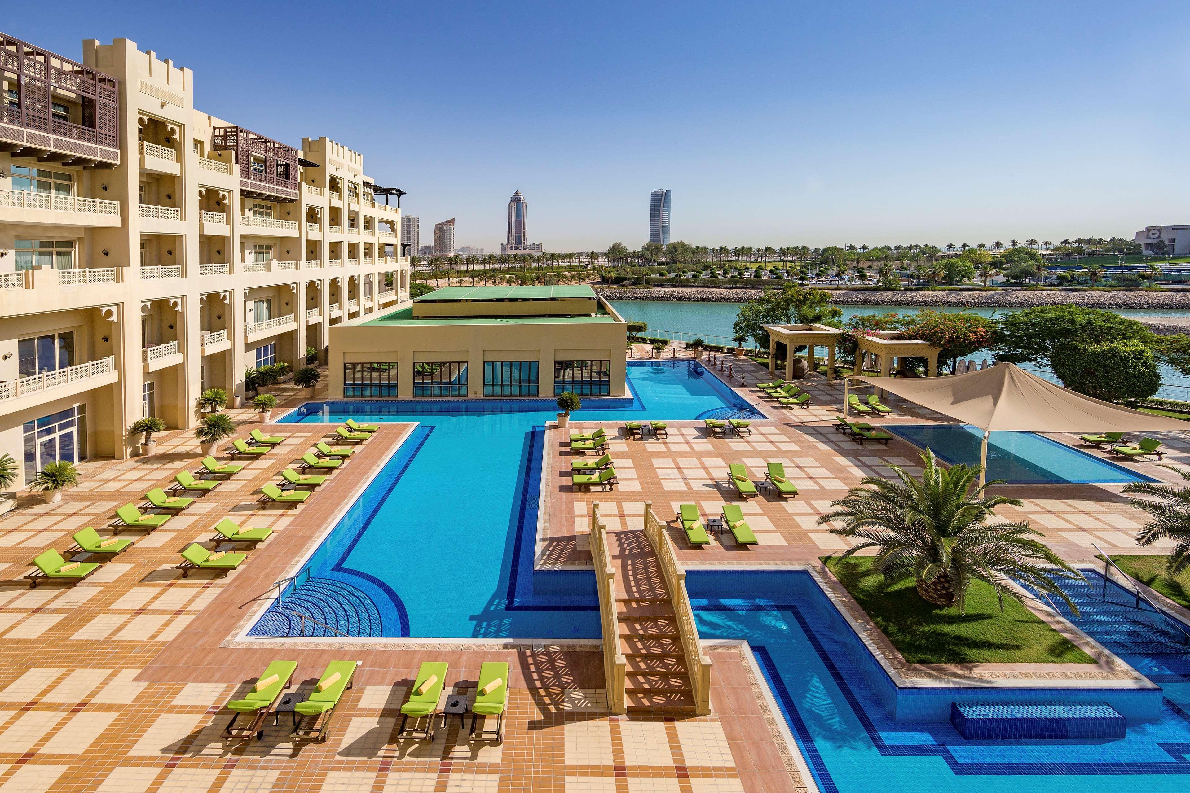 Grand Hyatt Doha Hotel & Villas Eksteriør bilde The swimming pool at the Jumeirah Lakes Towers
