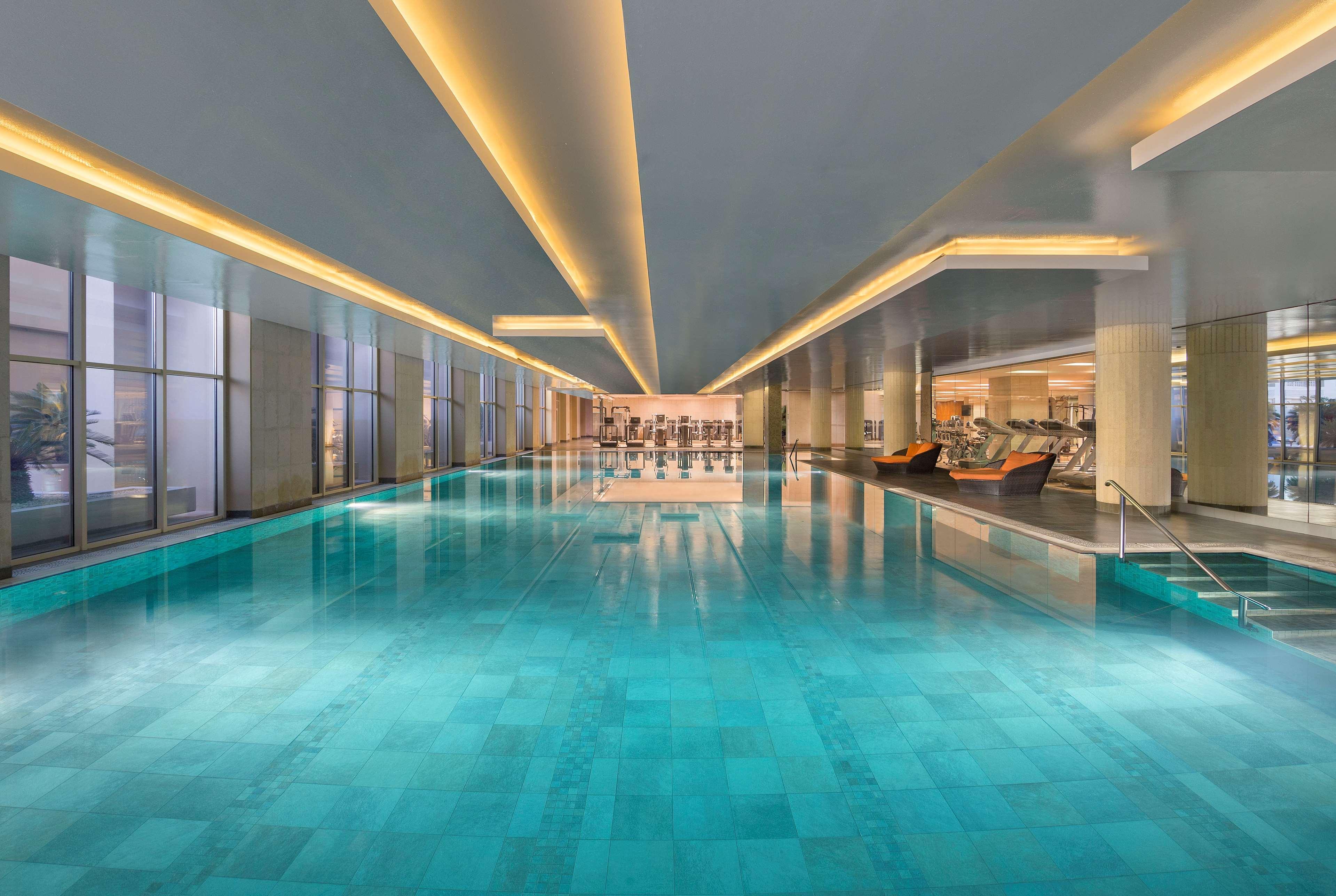 Grand Hyatt Doha Hotel & Villas Eksteriør bilde The swimming pool at the hotel